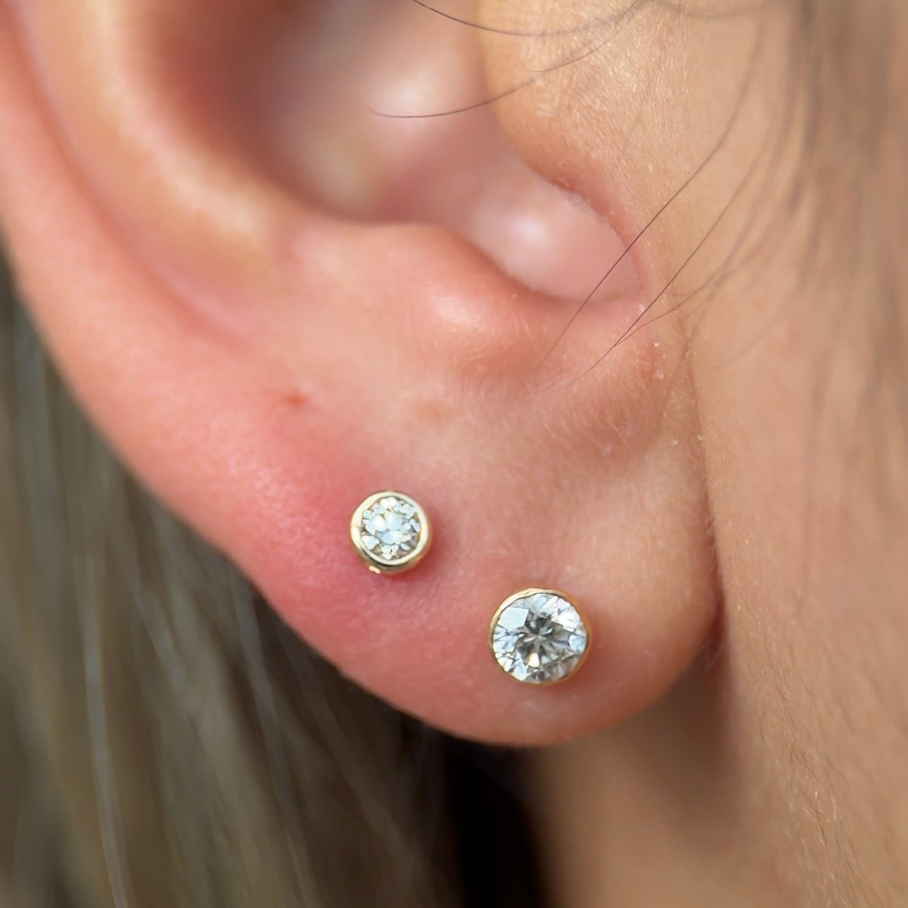 Round Gemstone Flat Back Stud Bezel Set in Solid 14k White Gold