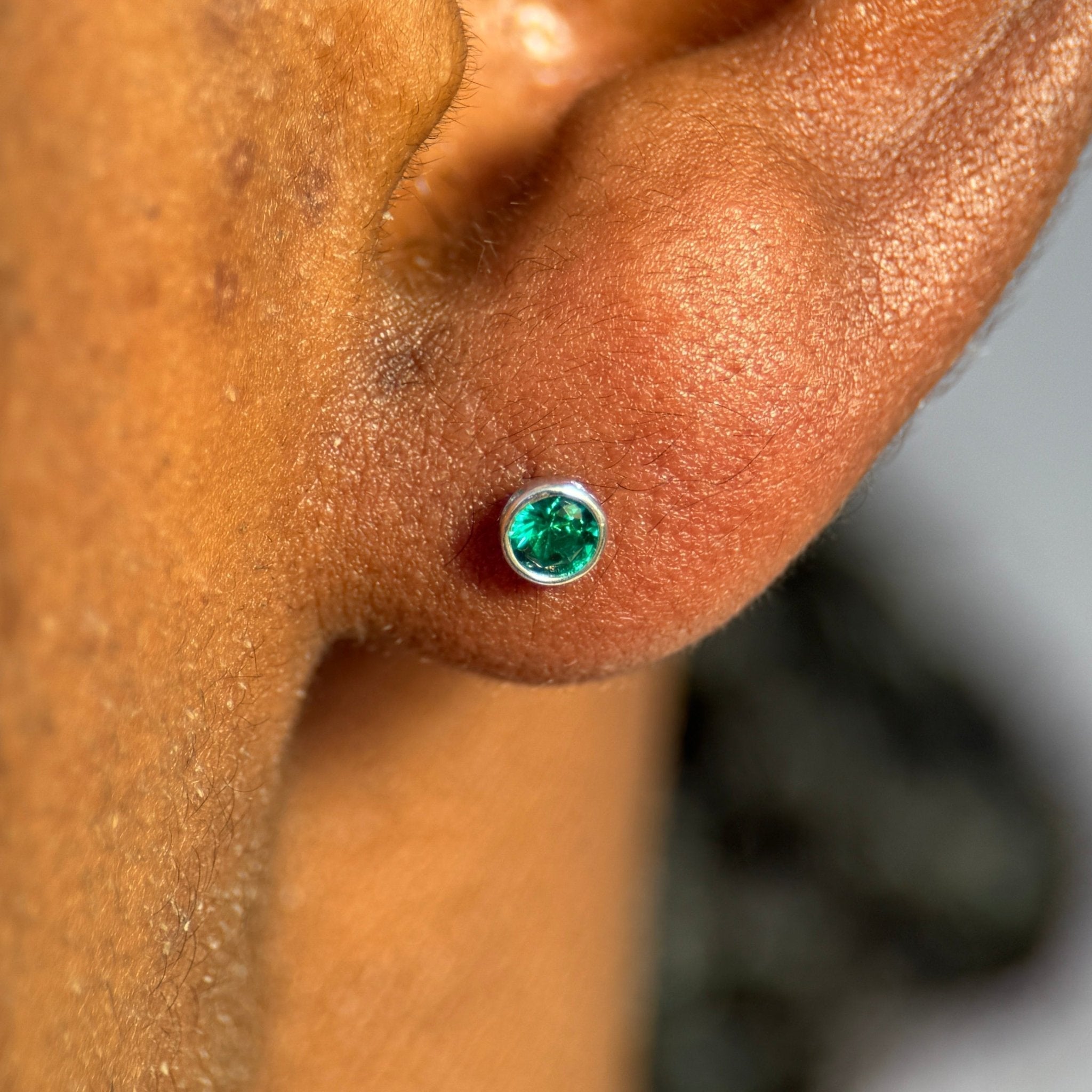 Round Emerald Flat Back Stud Bezel Set in Solid 14k White Gold