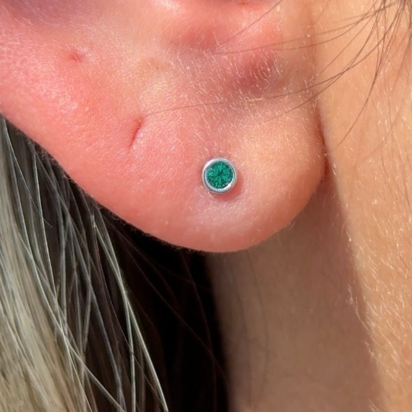 Round Emerald Flat Back Stud Bezel Set in Solid 14k White Gold