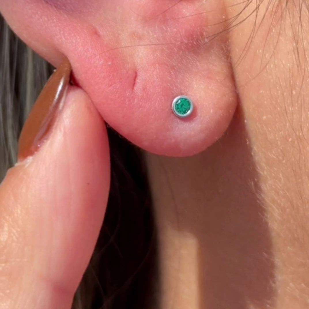 Round Emerald Flat Back Stud Bezel Set in Solid 14k White Gold